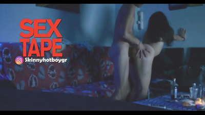 Armas koolitüdruk koos oma poiss-sõbraga